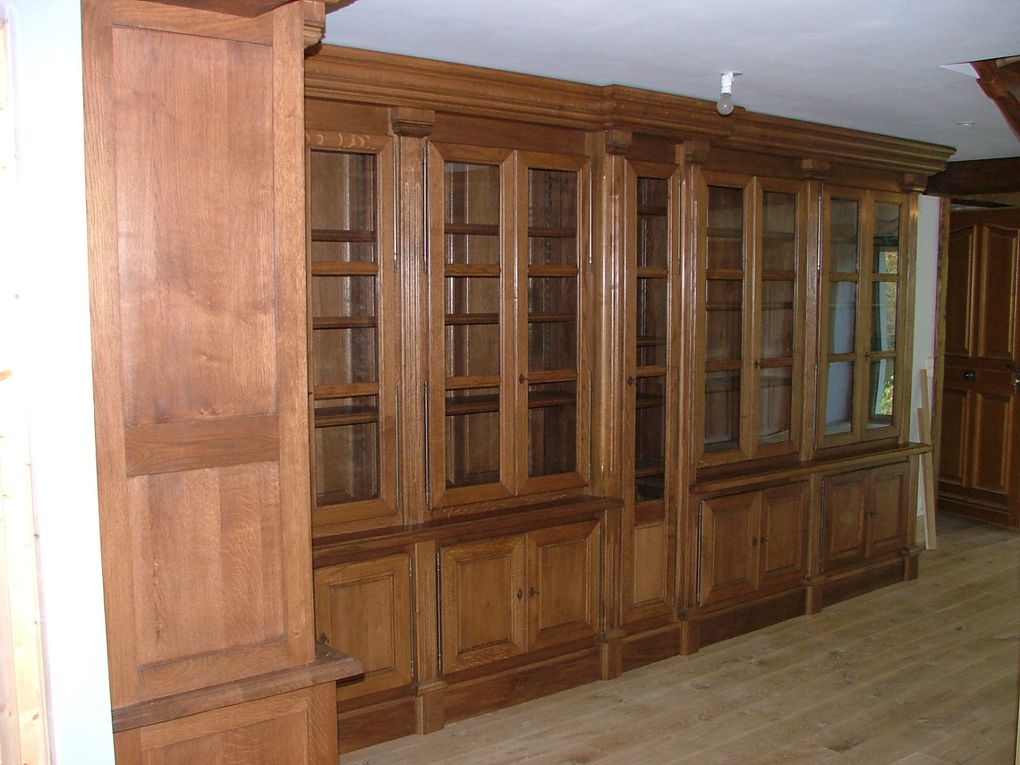Bibliothèque céruse blanc sur les 4 murs avec portes coulissantes.
Bibliothèque en atelier et chez le client passionné de BD