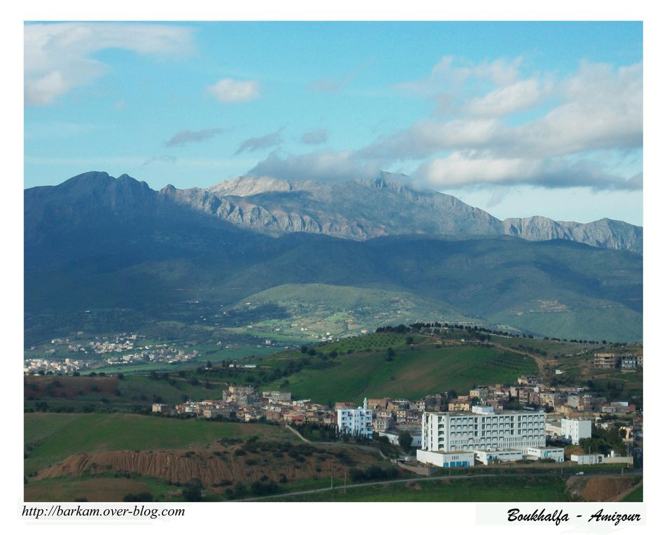 Pour la première fois dans l'histoire de belles cartes postales représentants ma ville natale Amizour (ex-Colmar), que j'ai prise a partir des hauteurs de la ville, montagne (BOUGRIT), IGHIL Iâlouanene et BOUKHALFA... surplombant la belle & rebell