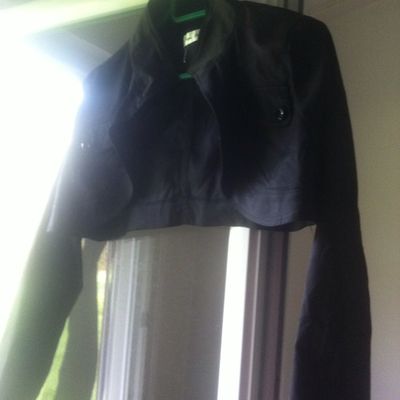 Veste courte satinée noire - taille L/Xl - 2 euros