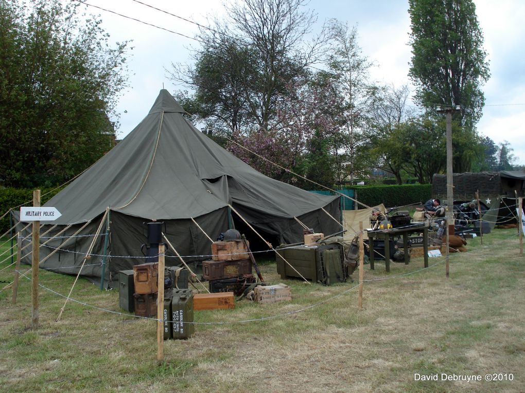 a l'occasions de la commémorations du 65éme anniversaire de l'armistice l'office de tourisme de Grande-Synthe a profiter de cette occasions pour organiser un défilé de véhicule militaire et un bivouac sur ma propositions pour célébrer le 65ém