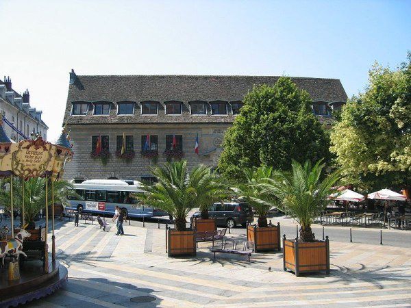 Besançon citée Vauban... Classée au Patrimoine de l'UNESCO...
Son festival international de musique classique...
Les Salines Royales d'Arc et Senans à 45 mn de Besançon classées elles aussi au Patrimoine de l'UNESCO...
Besançon ma ville nat