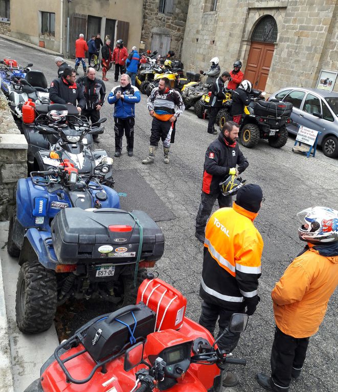 Joyeuse effervescence dans le village et la neige ... pour  quads et motos en route vers Nozières