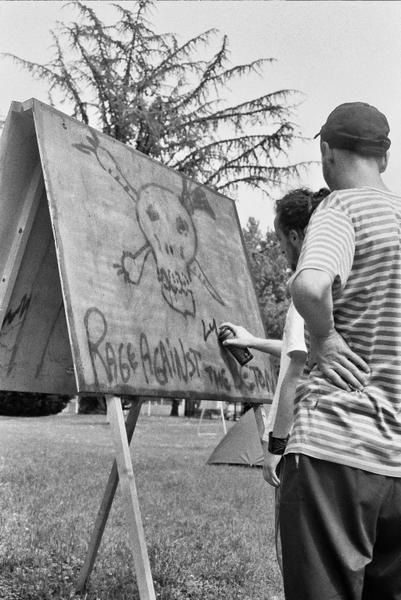 Voilà suite à une soit disant rumeur d'expulsion du Jardin de la Galerie des amphis, comment nous avons riposté : campement de 2 semaines autour du jardin, soirées, débat et article dans le journal en prime....Les 40 ans de Mai 68 ca s'fête non