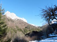 Entre le Trelod et l'Arcalod, la route peu enneigée amène au pont de Leyat qui marque le début de la montée.