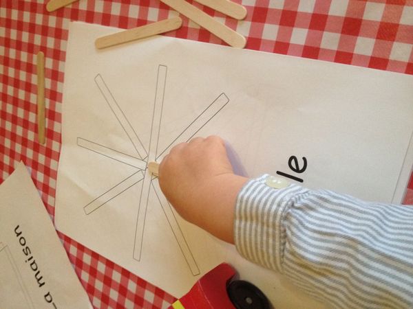 Des formes avec des bâtonnets de bois (bâtons esquimaux)