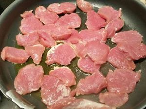 3 - Mettre le ou les sachets de riz à cuire dans une casserole d'eau bouillante. Sortir vos tomates confites du four. Les réserver au chaud. Verser dans un mixeur l'ail confit et la sauce de cuisson des tomates. Rajouter la crème fraîche, et le persil haché. Mixer le tout. Saupoudrer de graines de sésame, rectifier l'assaisonnement et garder la sauce au chaud. Faire revenir rapidement sans trop les cuire les tranches de filet mignon à la poêle avec un peu d'huile d'olive. Garder au chaud.
