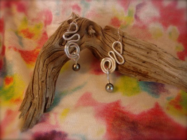 Boucles d'oreilles soit en aluminium soit alliage d'aluminium avec perles de Tahiti