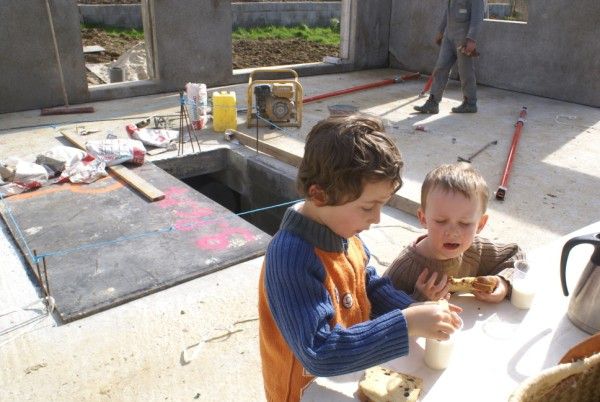 La structure de la maison , les murs en composite bois-ciment