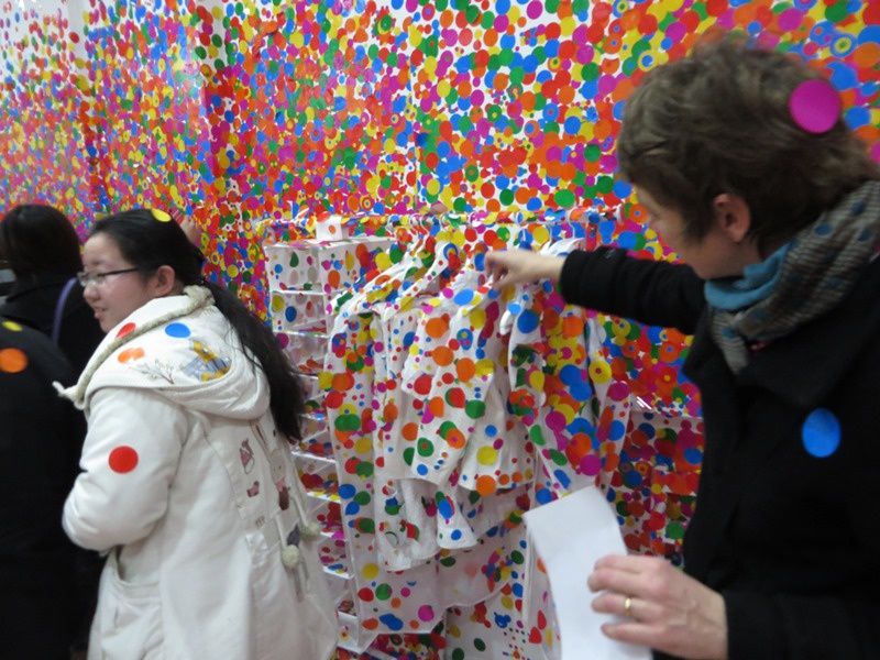 "Obliteration room": où l'on vous distribue des gomettes à coller où vous voulez...