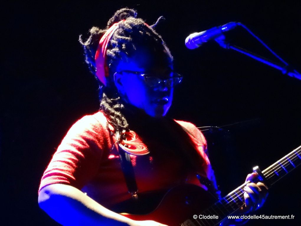 - IMAGES de MELISSA LAVEAUX en concert à St JEAN DE LA RUELLE