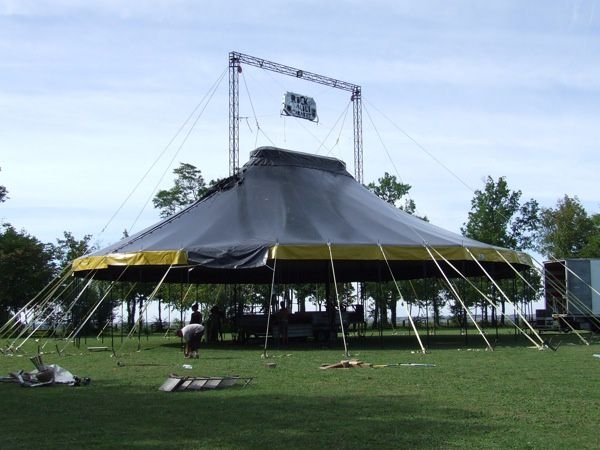 L'association de Ferrières-d'Aunis monte son chapiteau au centre de loisirs. Les intermittents du spectacle feront des ateliers pédagogiques, un spectacle enfants le 31 août, un cabaret-cirque le 3 septembre. Scènes de Jardins y produira un spect