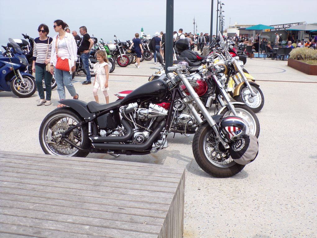 Des milliers de motos sur le front de mer.