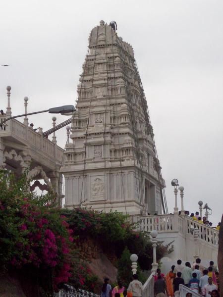 La ville d'Hyderabad et le Charminar, sa mosquée, son temple, le lac.
