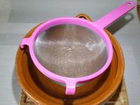 3 - Peler et émincer l'oignon et préparer la crème fraîche et la Vodka. Filtrer la bisque pour récupérer le jus et y ajouter la crème épaisse, saler poivrer et mélanger le tout. Verser dans une casserole sur feu moyen et laisser réduire de moitié. Pour finir passer la bisque au mixeur pour obtenir une consistance plus mousseuse. Réserver au chaud après avoir rectifié l'assaisonnement.