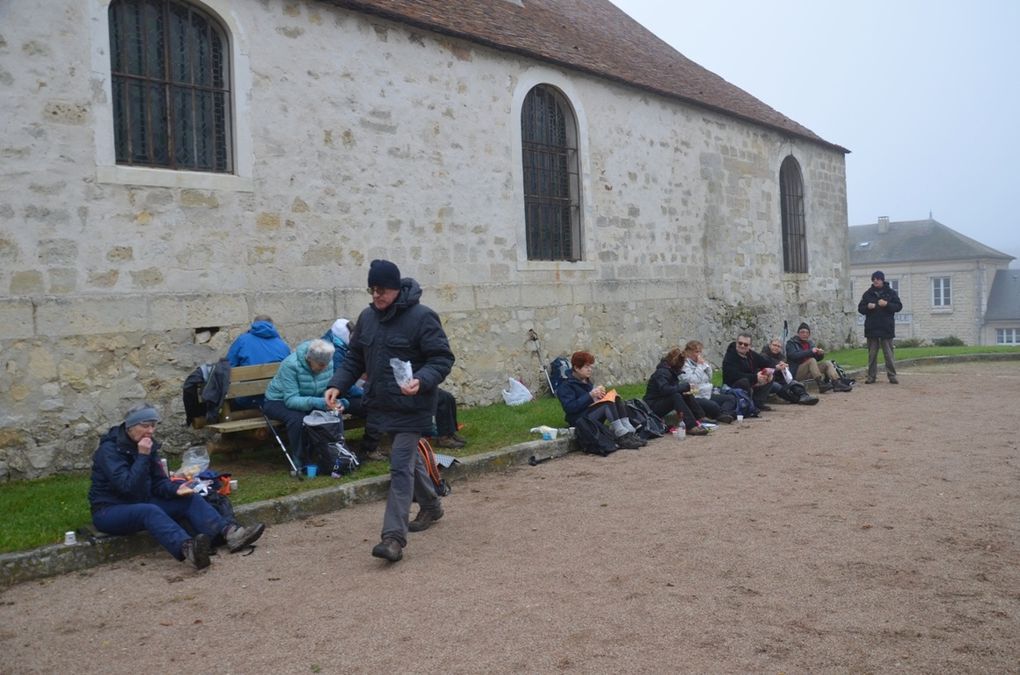 Piquenique à l'abri de l'église de ...