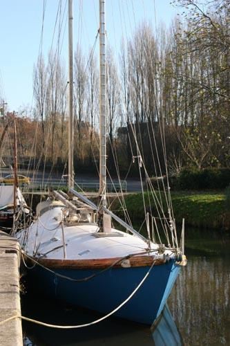 En me promenant sur le Port de la Roche-Bernard, dans le Morbihan, sur les bords de la Vilaine, j'ai eu un coup de coeur pour un dériveur intégral "INOX" et son skipper Marcel Bardiaux Photos Thierry Weber Photographe La Baule Guérande