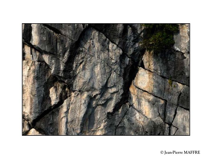 La baie Halong est l'une des merveilles les plus incroyables de la nature qui nous surprend sans cesse par ces innombrables graphismes de pierres..