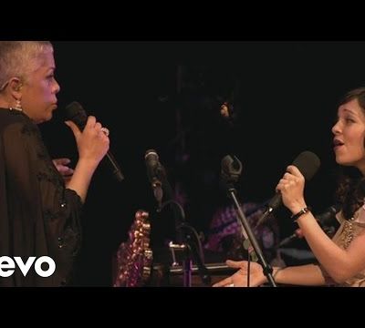 Natalia Lafourcade a Dueto con Eugenia León performing Piensa en Mí de Agustín Lara