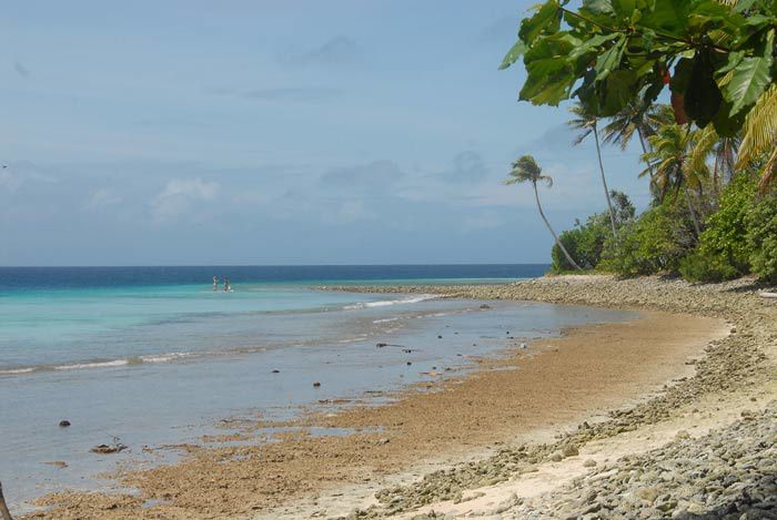 Que des atolls , Majuro tres urbanise,les gros thoniers senneurs , Jaluit , les outriggers canoes  , les restes de la guerre du Pacifique ...