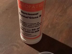 Pour reussir un mélange parfaitement homogène voici les étapes à suivre. Il faut déverser dans un récipient une dose du durcisseur photo 1, puis 2 doses de résine. Photo2. Apres il faut mélanger doucement pour ne pas faire de bulles et obtenir un mélange homogene