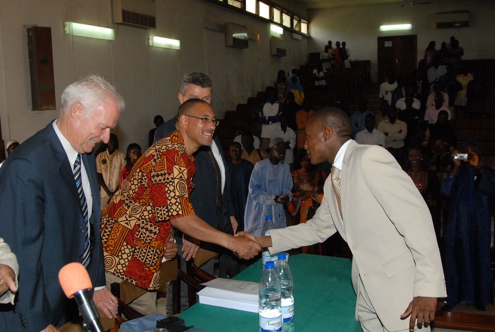 Ces photos sont celles de la soutenance de la thèse du Docteur Sylla, le 12 juin 2009, couronnée par une mention Très Honorable. Revivez l'évènement.