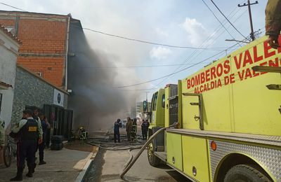 Bomberos de Valencia sofocaron incendio en inmueble en la parroquia Santa Rosa con saldo de dos lesionados