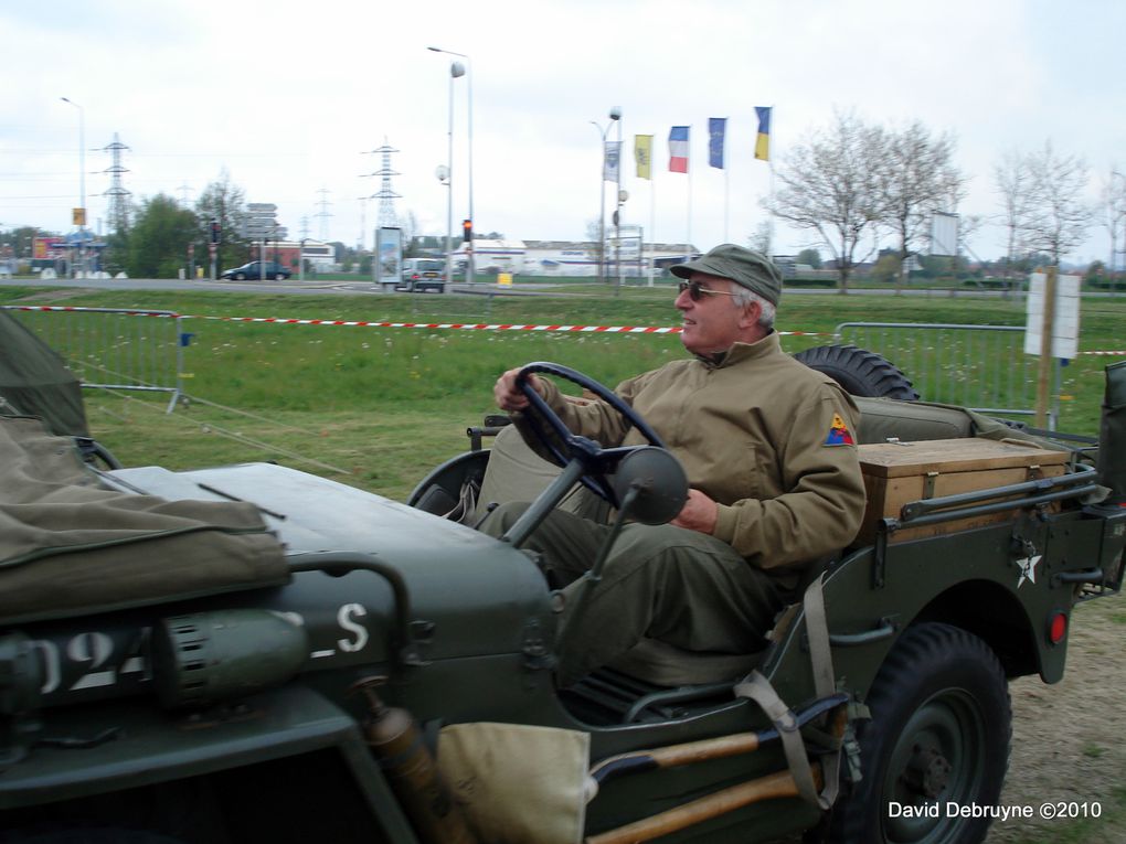 a l'occasions de la commémorations du 65éme anniversaire de l'armistice l'office de tourisme de Grande-Synthe a profiter de cette occasions pour organiser un défilé de véhicule militaire et un bivouac sur ma propositions pour célébrer le 65ém