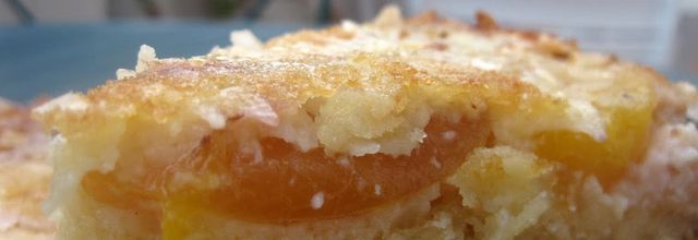 Gâteau fondant aux amandes, pêches et huile d'argan