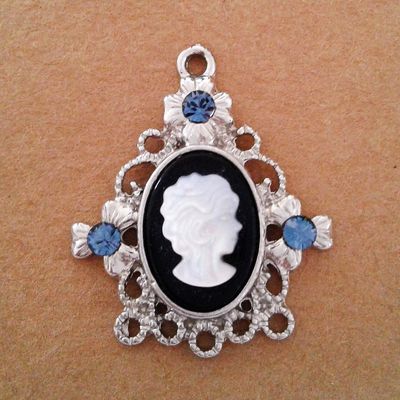 fait mains en france,breloque pendentif camé chandelier,onyx nacre cristal swarovski,laiton argente,fourniture bricolage mercerie,diy bijou gothique victorien,bleu noir blanc,boho bobo edouardien,mignon fleuri visage femme