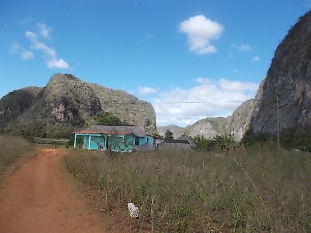 malanga, Marisol et son neveu, sa maison , la peinture folle de Fidel pour faire venir le tourisme  executee par un eleve de Diego Riveira, il y a de vraie peintures rupestre, le coin fourmille de grottes