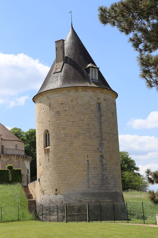 Apremont sur Allier 3. Musée des calèches et château