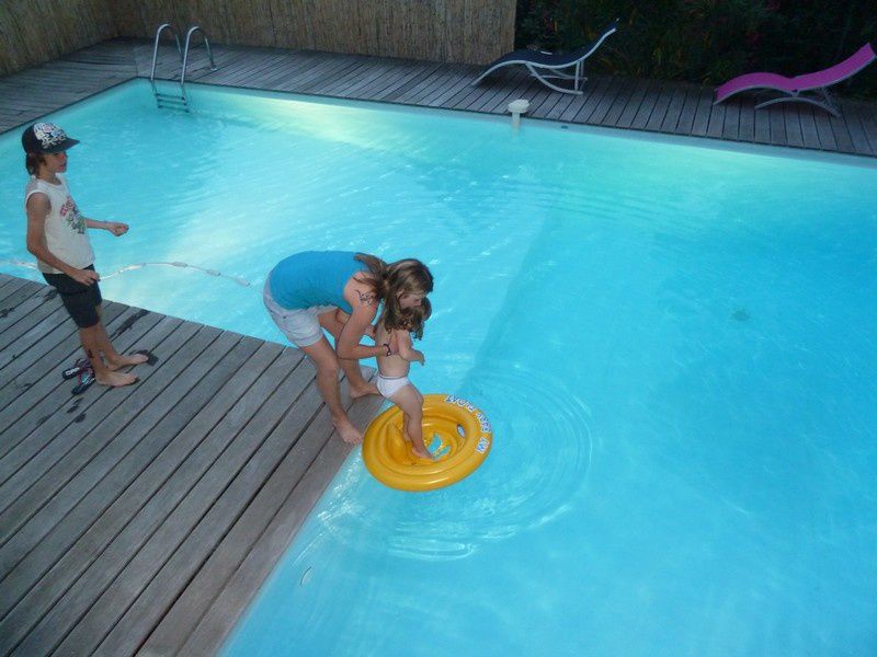 Piscine, farniente et bain de nuit habillé...