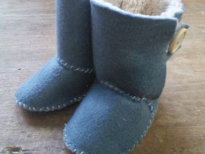 chaussons en feutrine et fourrure de mouton pour les petits petons