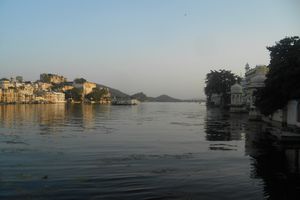 Le lac Pichola d Udaipur ou se blotissent palais, vieilles maisons et temples.
