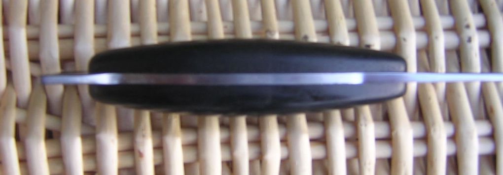 Couteau fixe style bosco forgé en 440C démontable.
Manche en ébène.Forme recherché d un poisson
