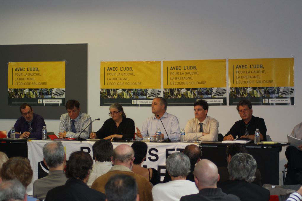Photos de la conférence-débat organisée par Régions et Peuples solidaires dans la grande salle de la Manufacture des Tabacs de Nantes, le 19 septembre 2013.