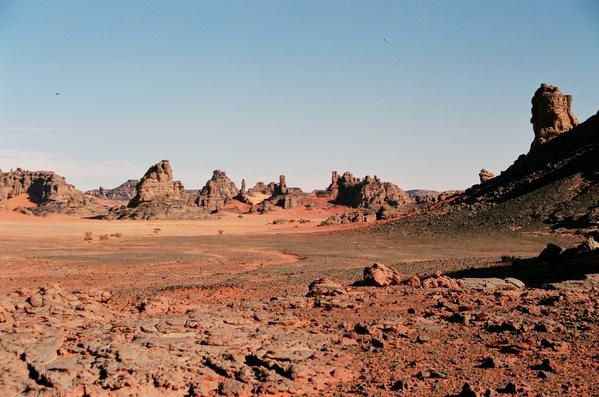 <p>1 semaine en Alg&eacute;rie du Sud dans les environs de Djanet. Paysages grandioses, vraiment un superbe d&eacute;sert dans ce coin ... tr&egrave;s vari&eacute;, color&eacute;... un des plus beaux d&eacute;sert que j'aie visit&eacute; (et j'en ai d&eacute;j&agrave; visit&eacute; quelques uns)</p>
<p>dommage pour les photos qu'une m&eacute;ga poussiere se soit introduite dans l'appareil :-((</p>
<p>&nbsp;</p>