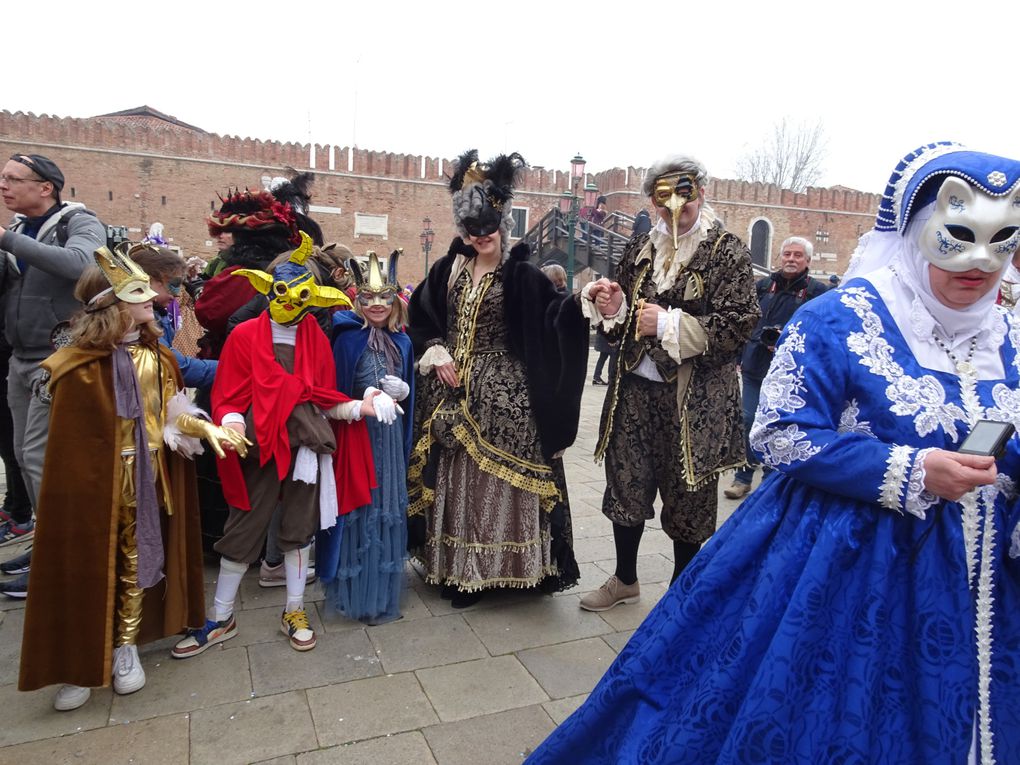 Une semaine à Venise pendant le carnaval avec 3 de nos petits enfants. les festivaliers ont expliqué à Victor que son déguisement de Ussop n'était pas dans le ton et qu'à Venise on était costumé. Dès le lendemain il était costumé en prince avec ses deux princesses et donc dans le ton. Ouffff