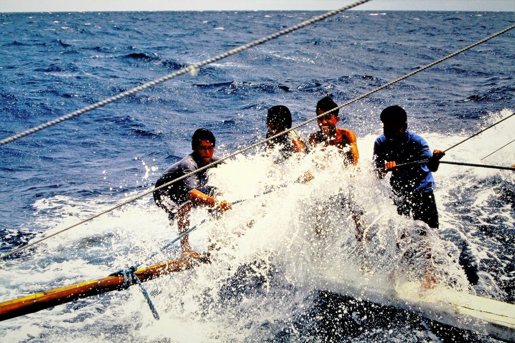 Les Philippins sont habituellement animés d'une grande joie de vivre et souriants. Dia 1: dégustation de vin de palme  dans l'île de Romblon. Dia 2: arrivée à Sibuyan, puis dias prises à Cebu;