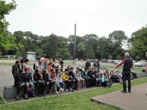 Le point de rassemblement est au stade Marcel Bec (établi dans l'ancien réservoir des Fonceaux) que les enfants ont atteint à pied depuis leur école. Ils sont assis pour suivre la présentation du réseau hydraulique.