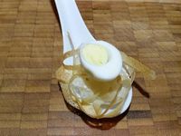 3 - Disposer un peu de crème dans le fond de cuillères ou mini-ramequins à apéritif, puis déposer délicatement les nids de brick, placer sur le nid une moitié d'oeuf de caille, ajouter un peu de fleur de sel, du paprika, quelques graines de sésame et décorer d'un brin de persil plat.