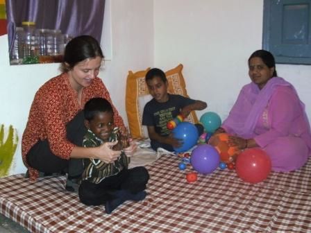 L'espace snoezelen terminé, jeux d'éveil pour les enfants, première journée de Prakash Tapa à l'Unité Handimachal, Linda avec les enfants dans l'espace qu'elle a créé... tout ceci est en juin 2010