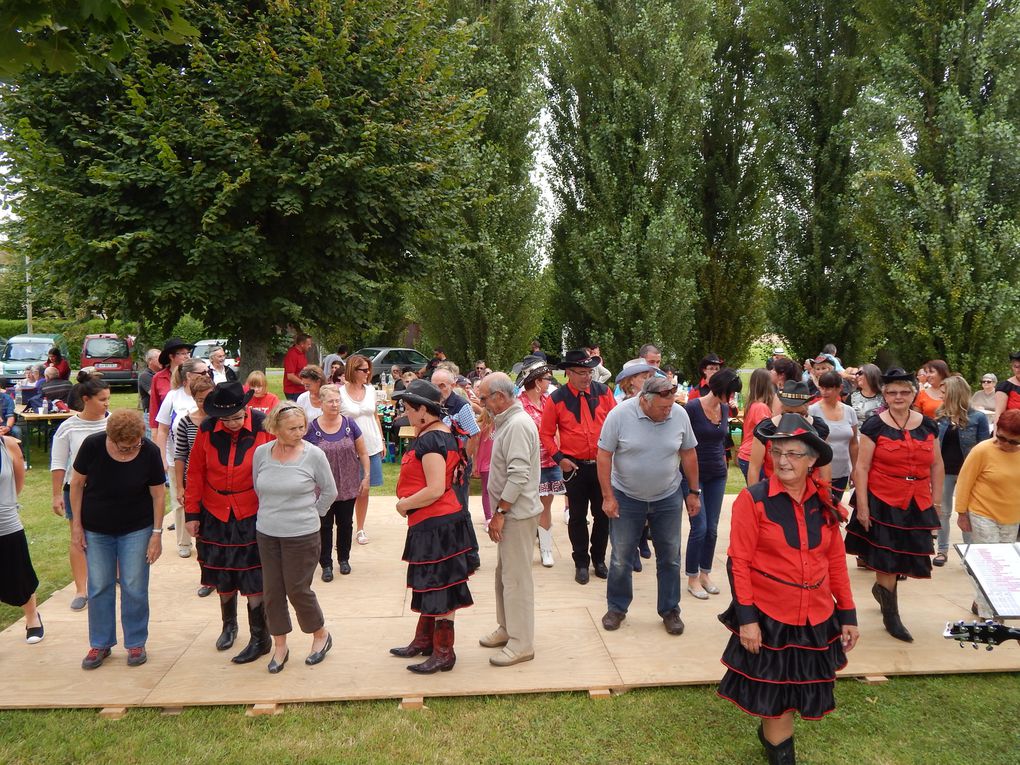 Très belle démo à Ouzouer des Champs, et la participation de Thierry avec son groupe de musiciens, avec la  participation des habitants de cette belle commune, merci a tous pour cet après midi country.