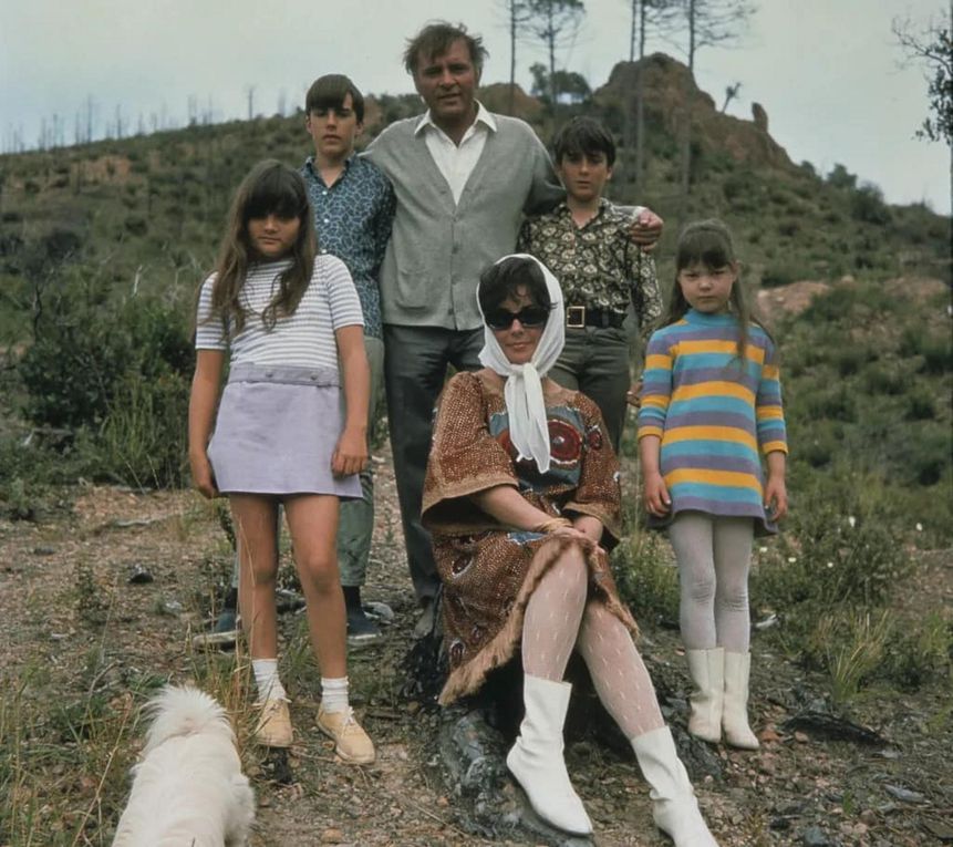 En famille ! From left, Michael Wilding Jr., Richard Burton, Christopher Wilding, Liza Todd, Elizabeth Taylor, Maria Burton, and... a dog.