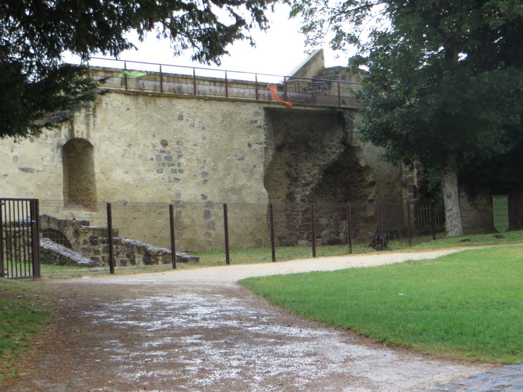 Château de Dourdan , puis halles, puis rue et hotel Dieu, puis Château du parterre et exposition Potiers 