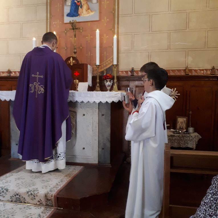 Messe avec le prêtre, habillé de couleur violet en signe de pénitence, afin de demander les grâces pour de bonnes récoltes...