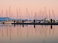 Des mâts et des coques plein les gamelles, c'est ça le port de Sanary....le plaisir de flâner au milieu des pêcheurs, car ici peu de yachts mais beaucoup de barques....un plaisir pour le regard car elles se déclinent au rythme de la journée comme des petites starlettes joueraient de la lumière et des regards....de vraies cabotines ces barques de pêcheurs....et puis quel délice de pouvoir déambuler avec rêverie sans voitures....et oui car l'été le port est piétonnier et vous offre un marché nocturne de qualité, durant deux mois, assurément le plus beau marché artisanal provençal de la Côte d'Azur, où les artisans sont sélectionnés avec rigueur pour l'originalité et la qualité de leur savoir-faire...Si vous passez dans le coin, allez vite vous promener à Sanary/Mer, cet endroit vaut le détour car il a su garder son authenticité dans un monde qui manque malheureusement de véracité....