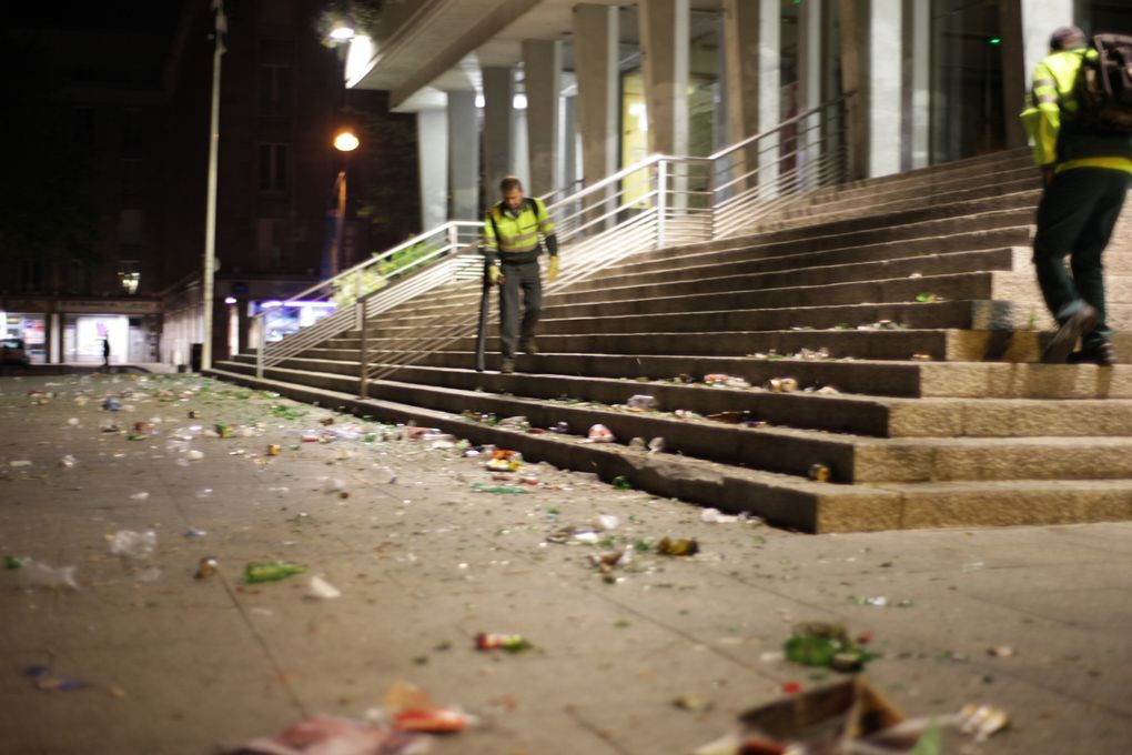 Lendemains-difficiles au centre-ville de Brest : comme plusieurs fois par semaines maintenant, les "étudiants" ont cassé leurs bouteilles d'alcool sur les marches de l'hôtel de ville.