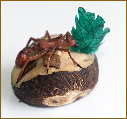Sculpture en ivoire végétal, tagua du Panama une fourmi
