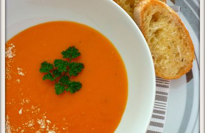 Pomidorų sriuba su skrebučiais
